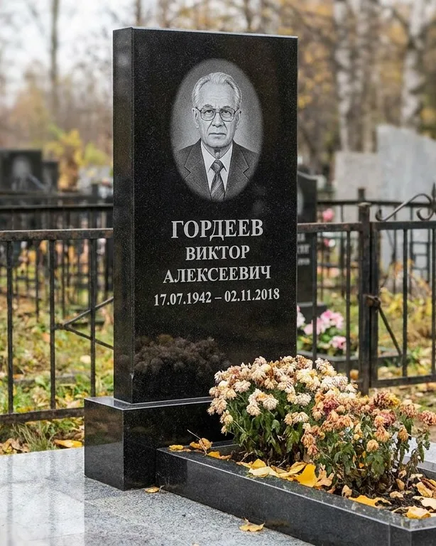 Памятник под ключ с гранитным цоколем и плиткой в Барнауле