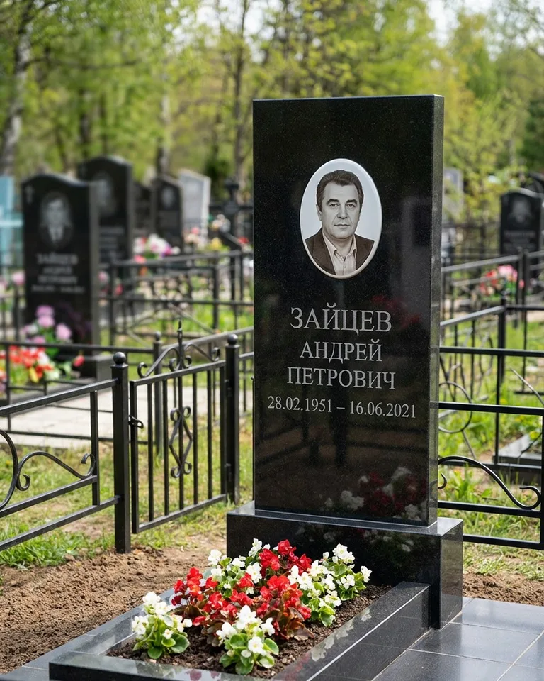 Памятник под ключ с гранитной вазой и цветами в Барнауле
