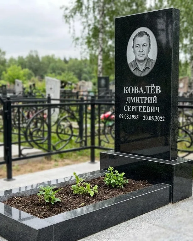 Горизонтальный серый памятник под ключ, осень в Барнауле