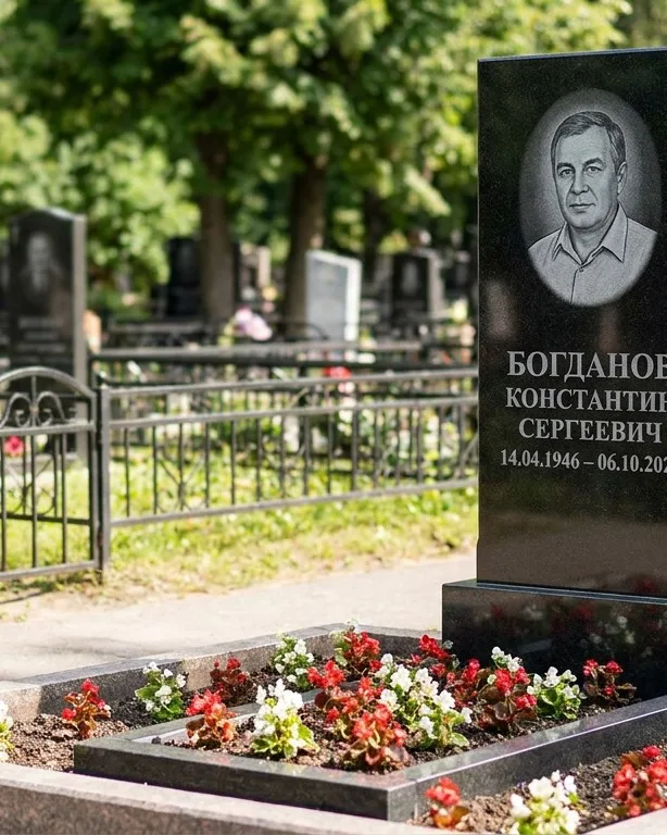 Низкий горизонтальный памятник под ключ с цветником в Барнауле