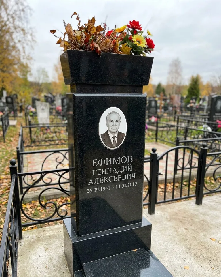 Двойной семейный памятник под ключ с портретами в Барнауле