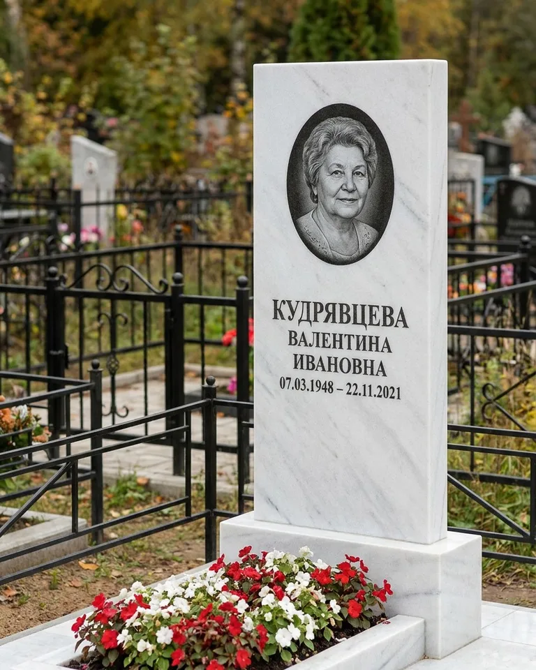 Двойной памятник под ключ с цоколем и плиткой в Барнауле