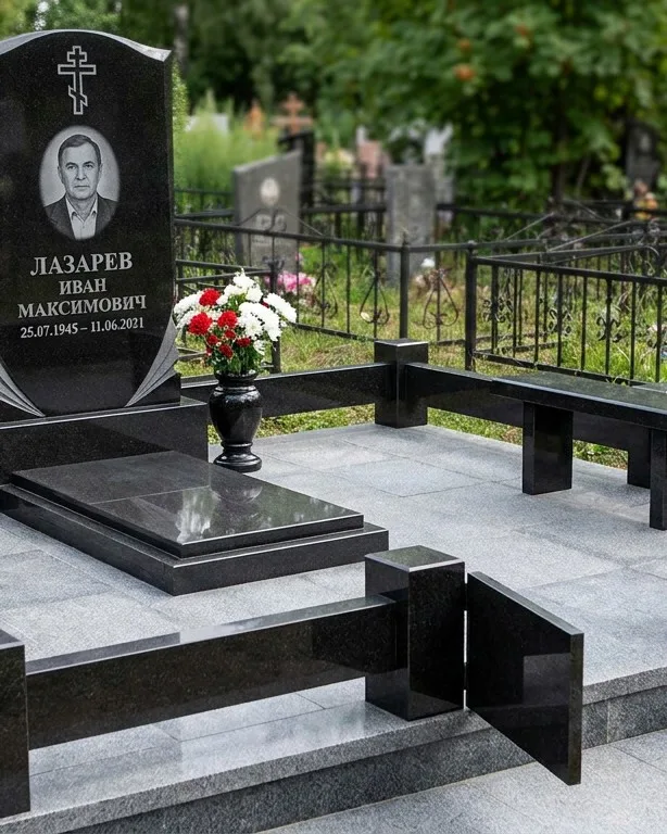 Памятник под ключ зимой с венком в Барнауле