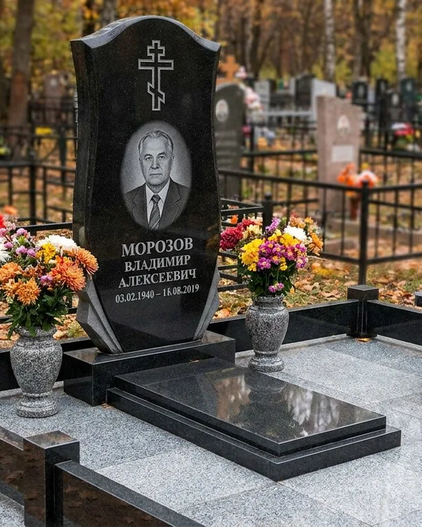Памятник под ключ со скамьёй и мощением в Барнауле
