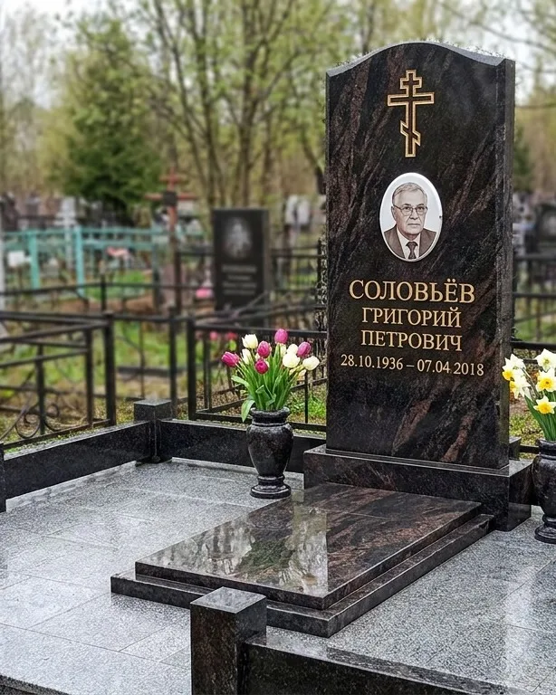 Памятник под ключ с гранитным цоколем и вазой, осень в Барнауле