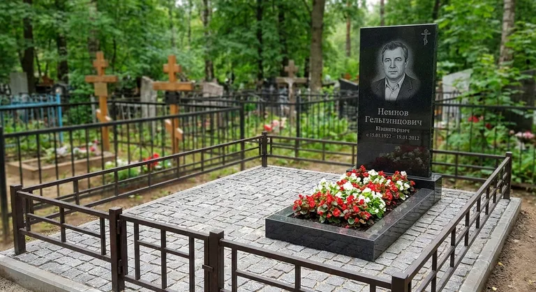 Памятник под ключ с цветником и благоустройством в Барнауле