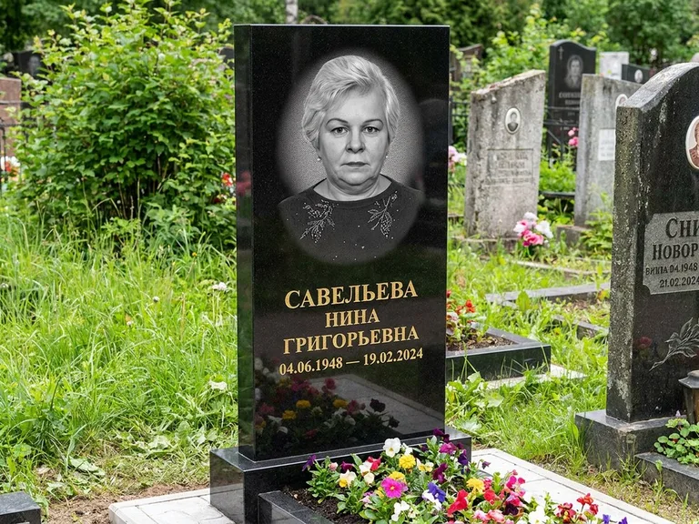 Портрет на памятнике в Барнауле — Паспортное фото восстановили и награвировали на чёрной стеле