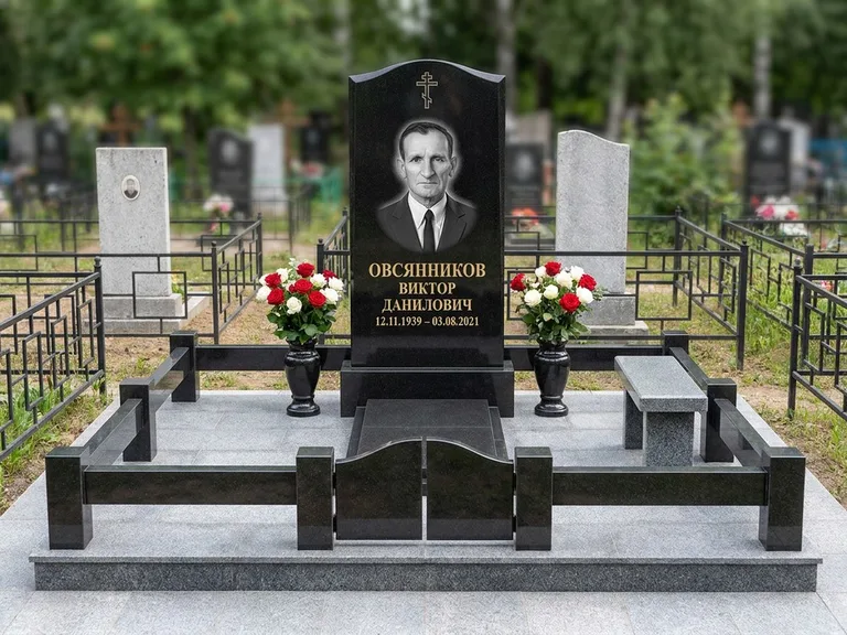 Портрет на памятнике в Барнауле — Старый снимок → гравировка на премиум-комплексе с плиткой и оградой