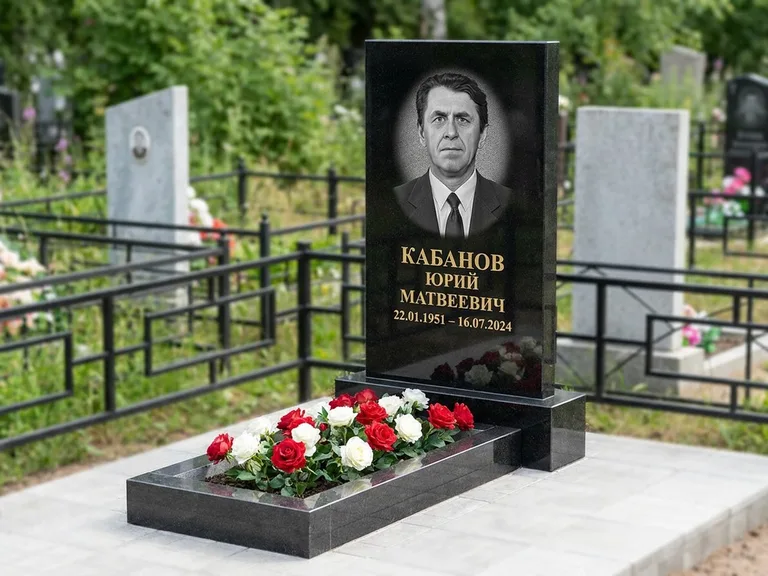 Портрет на памятнике в Барнауле — Старый снимок → гравировка на вертикальной стеле