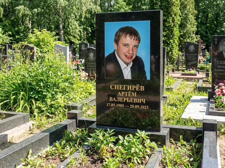 Портрет на памятнике в Барнауле — Цветное фото → прямоугольная фотокерамика на чёрном граните