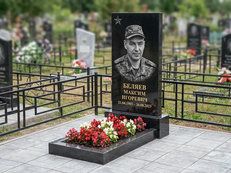 Портрет на памятнике в Барнауле — Военное фото → цветная фотокерамика, гравированная звезда