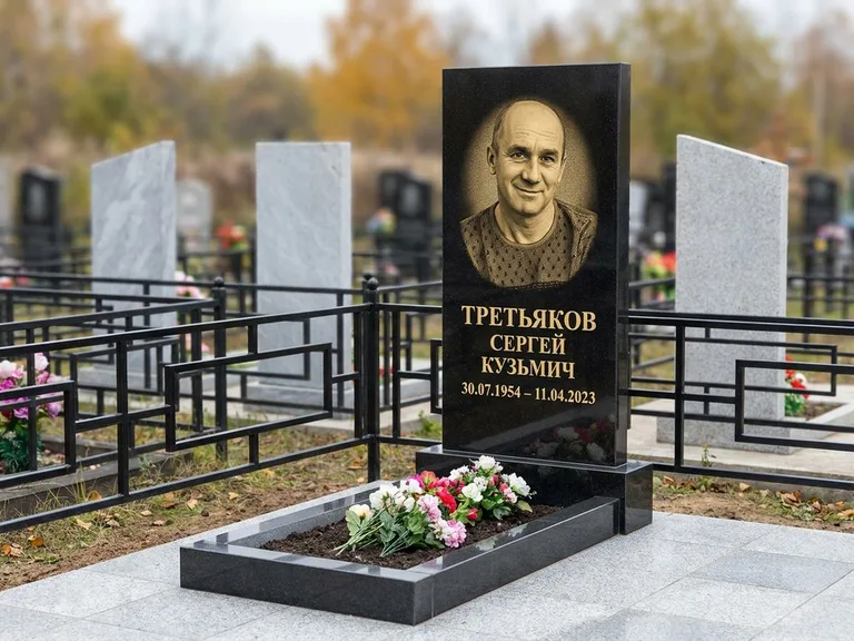 Портрет на памятнике в Барнауле — Восстановленный портрет → гравировка на вертикальной стеле