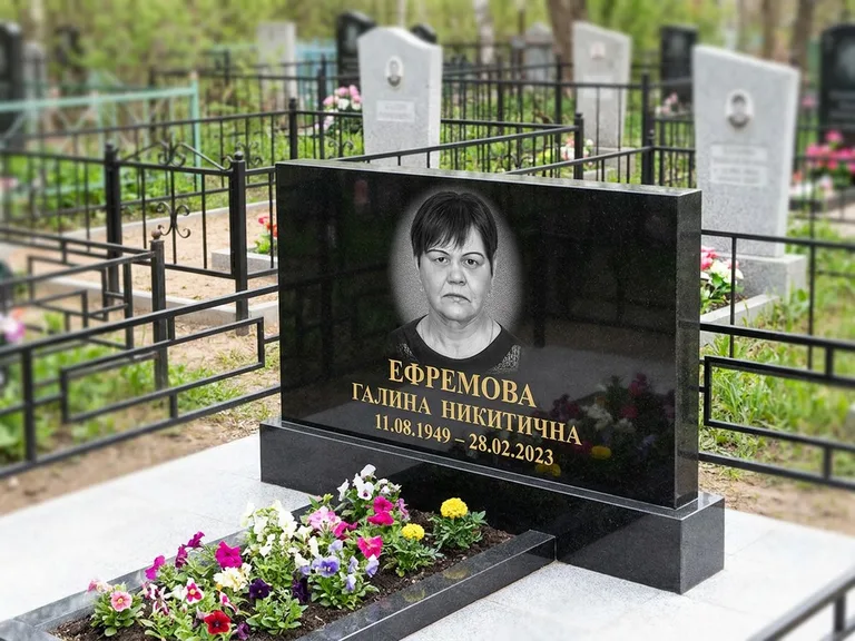 Портрет на памятнике в Барнауле — Ч/б портрет → гравировка на горизонтальном памятнике