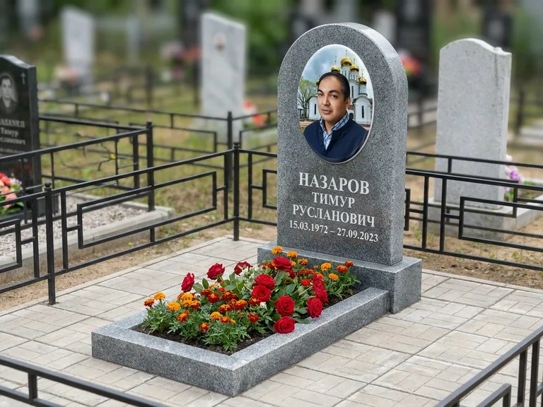 Портрет на памятнике в Барнауле — Цветной портрет → фотокерамика-овал на сером граните, буквы белые