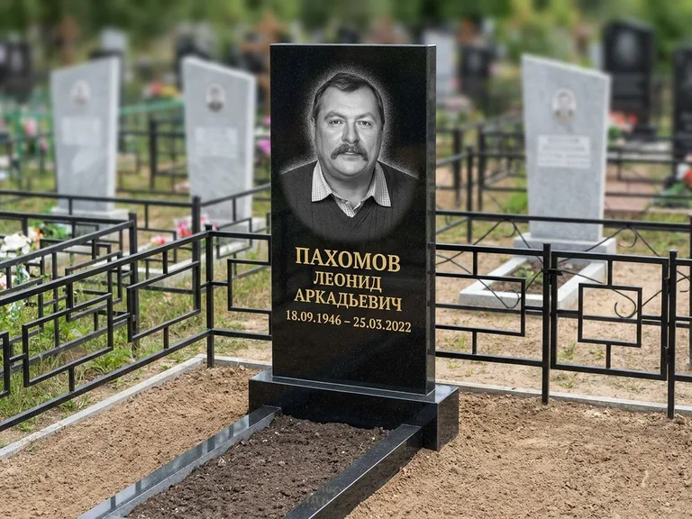 Портрет на памятнике в Барнауле — Маленькое фото → гравировка на простом бюджетном памятнике