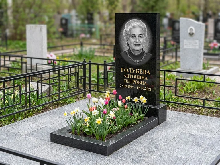 Портрет на памятнике в Барнауле — Выцветший скан восстановили и награвировали на стеле