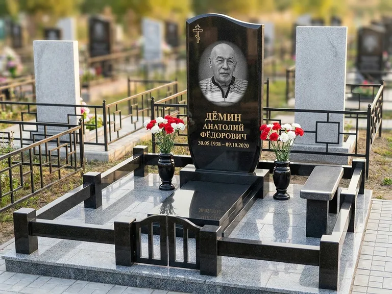 Портрет на памятнике в Барнауле — Реставрация → гравировка на премиум-комплексе