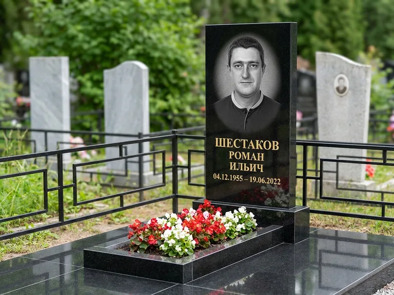 Портрет на памятнике в Барнауле — Ч/б портрет → гравировка на стеле