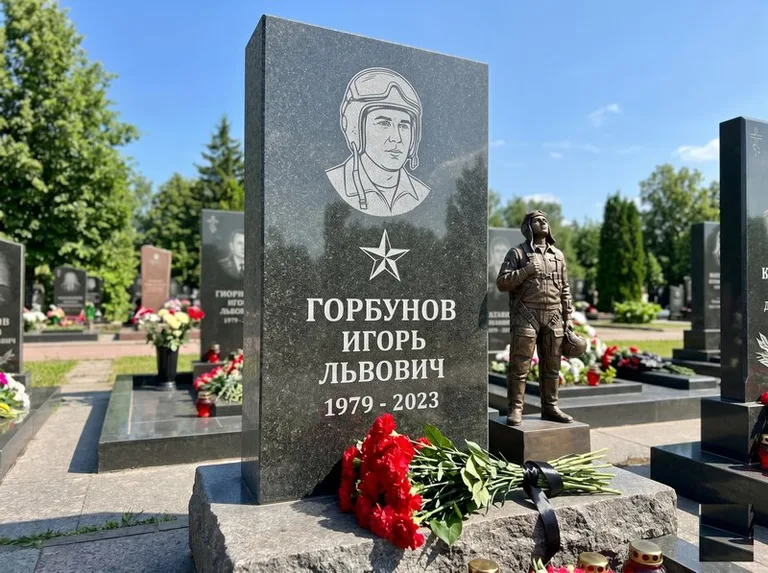 Гранитная фигура лётчика на памятнике военному со звездой в Барнауле