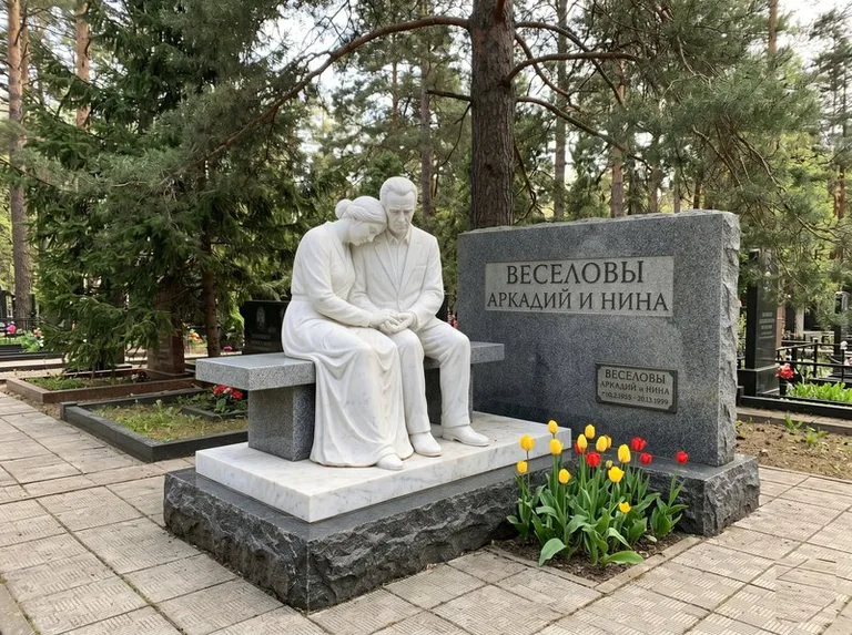 Мраморная скорбящая пара на эксклюзивном мемориале в Барнауле