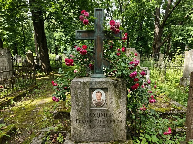 Бронзовый крест с розами на гранитной плите в Барнауле
