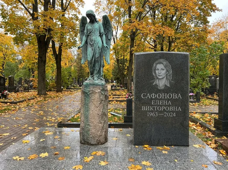Бронзовый ангел на колонне рядом с памятником в Барнауле