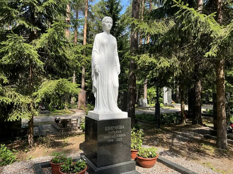 Ростовая женская фигура с портретным сходством на мемориале в Барнауле
