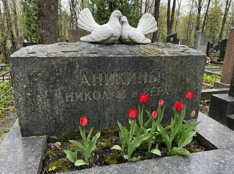 Пара голубей из литьевого мрамора на гранитной плите в Барнауле