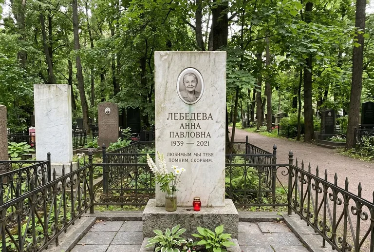 Уборка могилы до и после осенью — городское кладбище в Барнауле