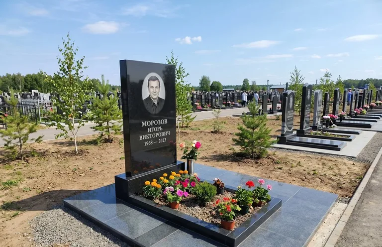 Уборка могилы со скамьёй до и после в Барнауле