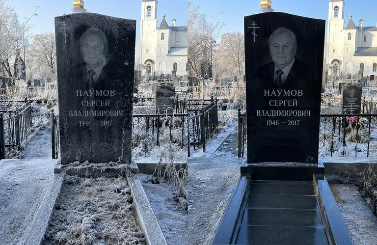 Диптих №18: могила с деревянным крестом и низкой оградкой — выполота трава в Барнауле