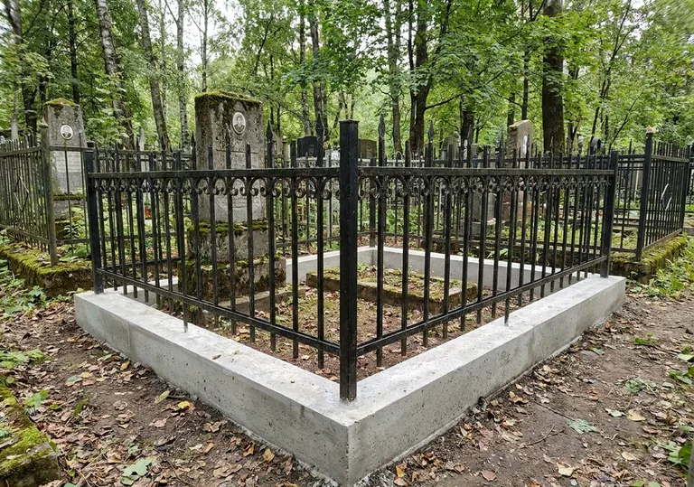 Установка ограды на бетонный поребрик по периметру в Барнауле
