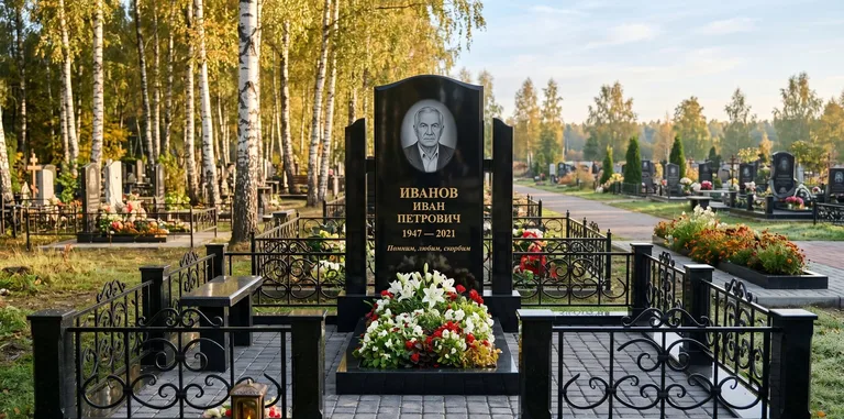 Мемориальный комплекс с цветником и оградой в Барнауле