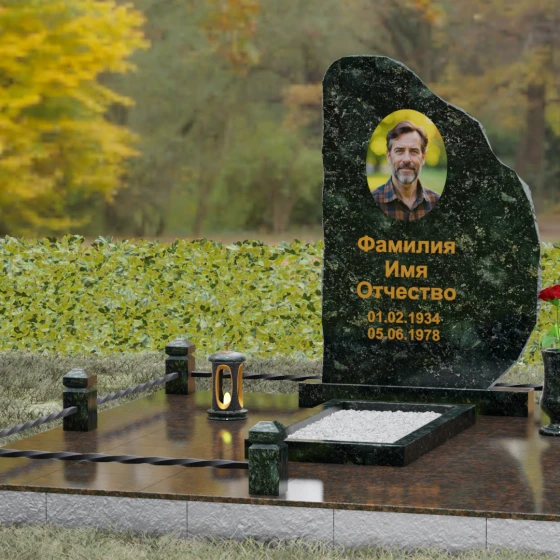 Гранитный памятник — скала с кованой оградой, гранит Балтик грин, вид 4, в Якутске