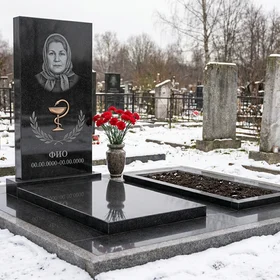 Гранитный памятник врачу в виде глыбы с белым крестом