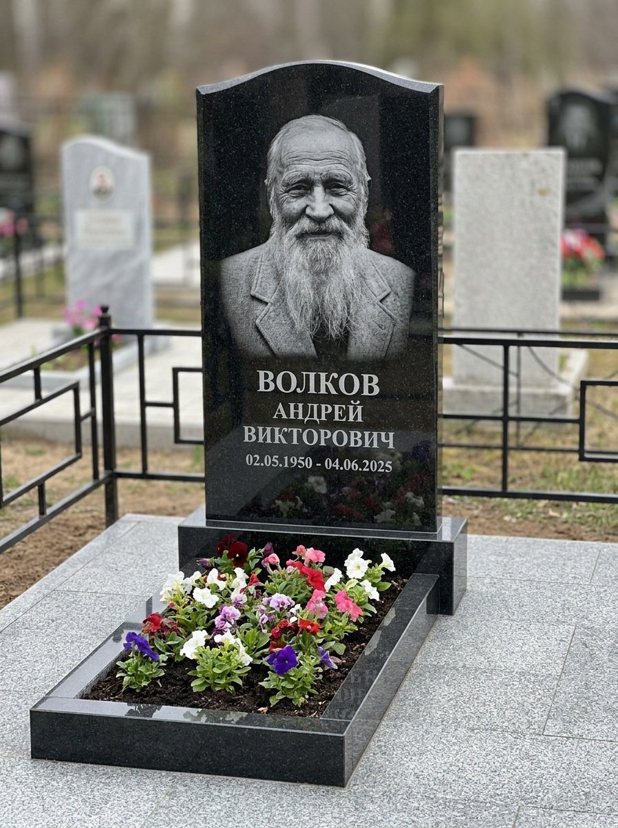 Портрет на памятнике в Барнауле — Старый снимок восстановили, портрет по грудь — гравировка